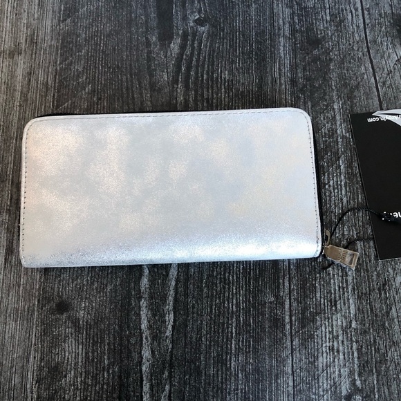 Think Roylin Wallet Metallic Silver Zip Around - Picture 3 of 12